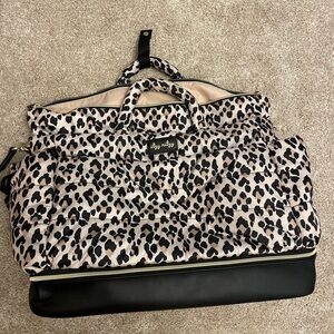 Itzy Ritzy Weekender bag in cheetah